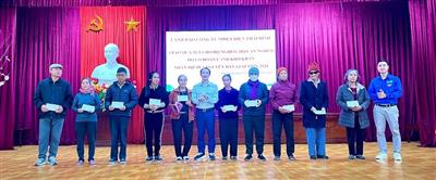 Nhiệt điện Thái Bình thăm và tặng quà các gia đình chính sách tại địa phương nhân dịp tết Nguyên đán Giáp Thìn 2024