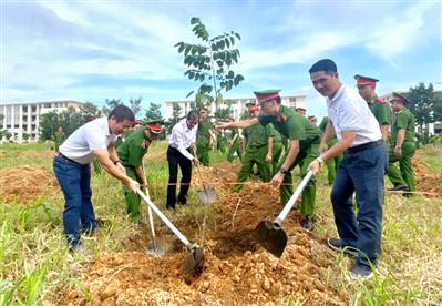 Phát động Lễ trồng cây chào mừng 80 năm Ngày thành lập lực lượng Công an nhân dân và các ngày lễ lớn