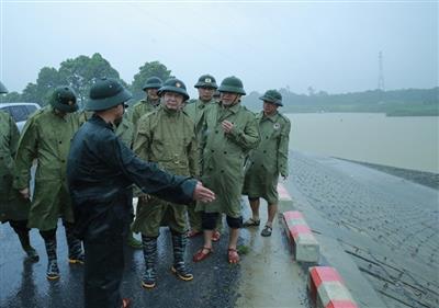 Phó Thủ tướng Trần Hồng Hà kiểm tra công tác phòng, chống bão số 3 tại các điểm xung yếu ở Thanh Hóa