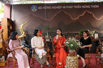 Phụ nữ bên ly trà: Từ cơ duyên đến đam mê