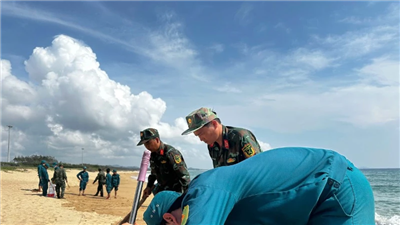 Phú Yên khẩn trương thu gom dầu vón dọc bờ biển