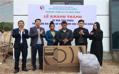 Tạp chí Tài nguyên và Môi trường trao 2 nhà tình nghĩa ở Sơn La