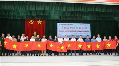 Thanh Hóa: Trao 2.000 lá cờ Tổ quốc cho ngư dân thị xã Nghi Sơn