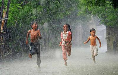 Thời tiết ngày 12/7: Khắp nơi mưa to, biển Đông có gió mạnh và sóng lớn, biển động mạnh