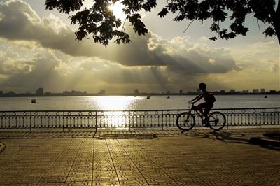 Thời tiết ngày 20/9: Miền Bắc nắng nhẹ, miền Nam mưa dông
