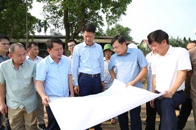 Thứ trưởng Nguyễn Hoàng Hiệp chỉ đạo đẩy nhanh tiến độ thi công kè sông Hồng