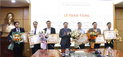 Trao bằng khen cho cá nhân xuất sắc trong xây dựng quy hoạch không gian biển