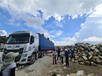 Vịnh Bái Tử Long vẫn ngập rác phao xốp