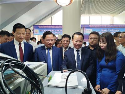 Bộ trưởng Đỗ Đức Duy tham quan thành tựu khoa học công nghệ ngành Nông nghiệp và Môi trường