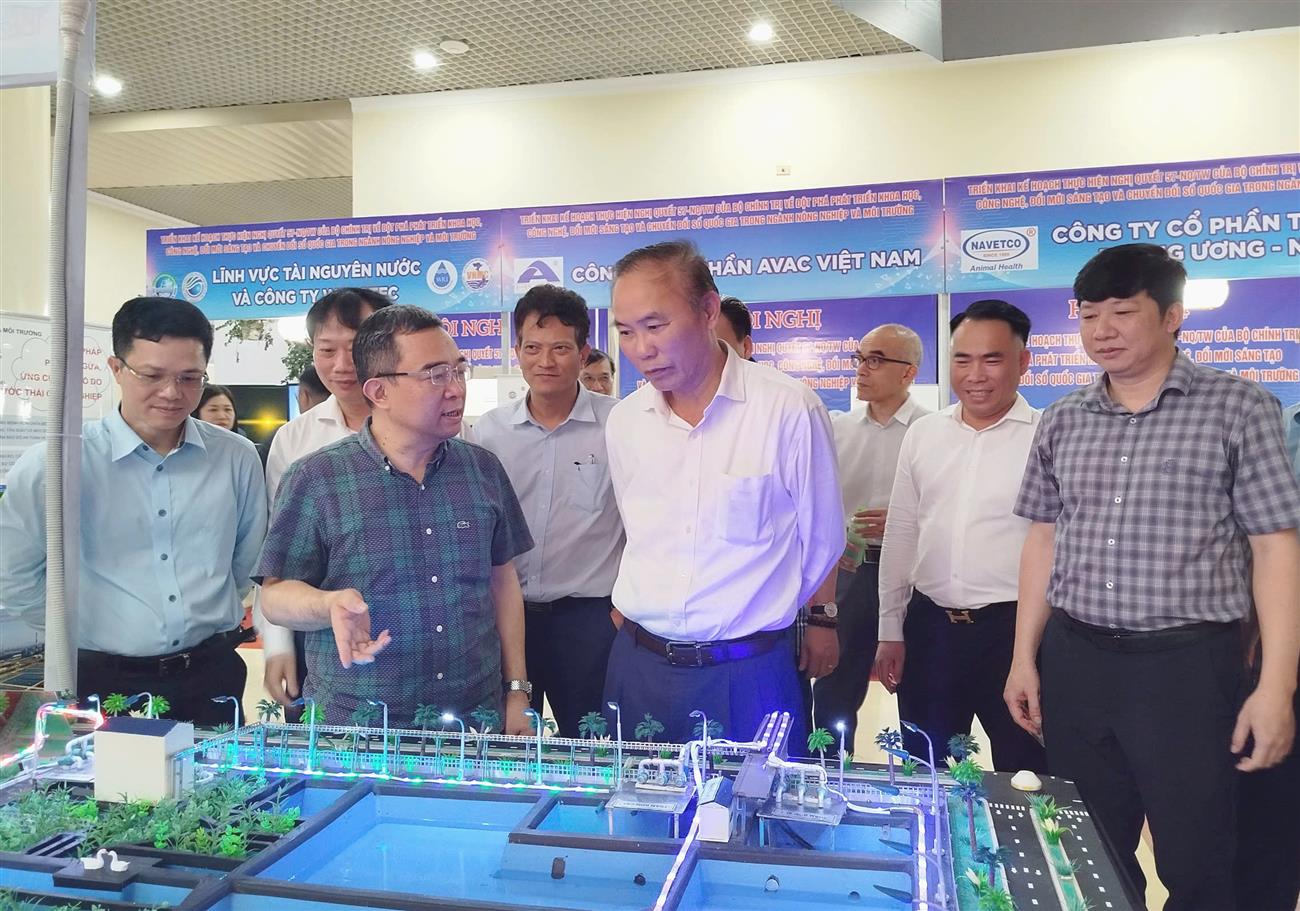 Thứ trưởng Phùng Đức Tiến kiểm tra khu vực trưng bày các thành tựu ngành Nông nghiệp và Môi trường