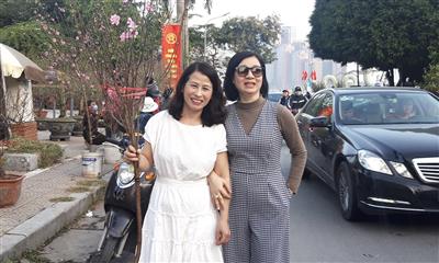 Người Hà Nội sắm đào, quất chuẩn bị Tết Quý Mão 2023