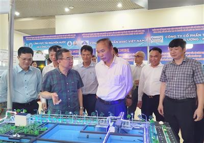 Thứ trưởng Phùng Đức Tiến kiểm tra khu vực trưng bày các thành tựu ngành Nông nghiệp và Môi trường