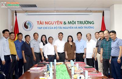 Tổng Biên tập các Tạp chí đến thăm và làm việc với Tạp chí Tài nguyên và Môi trường
