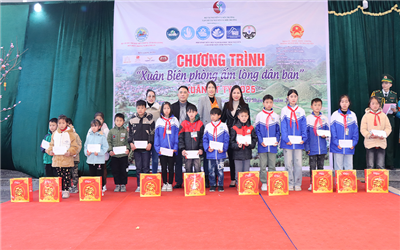 Tạp chí Tài nguyên và Môi trường trao tặng quà tết đến đồng bào Quản Bạ, Hà Giang